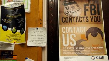 Varios afiches fueron colocados en este Centro Cultural Islámico de Newark, Nueva Jersey, en febrero del 2012, luego de descubrirse el espionaje policial.