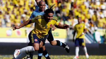 El goleador colombiano Radamel Falcao García (al frente) será una de las tareas difíciles que tendrán que superar los defensores uruguayos hoy en el Centenario.