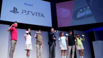 El presidente de Sony en Japón,  Hiroshi Kawano, y varios jóvenes muestran los nuevos modelos de la consola portátil  PS Vita, ayer en Tokio.