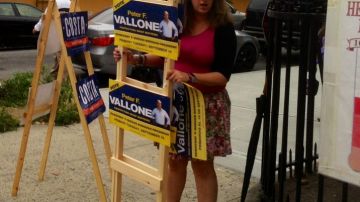 Una seguidora de los candidatos intentaba mover las pancartas luego de ser advertida por EDLP.