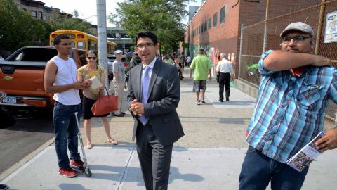 Menchaca depositó su voto a las 7:30 a.m. en su vecindario de Red Hook, en Brooklyn.
