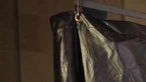 Anthony Weiner canta victoria tras poder votar junto a su hijo, Jordan.