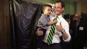 Anthony Weiner canta victoria tras poder votar junto a su hijo, Jordan.