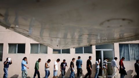 Guatemaltecos deportados de EEUU arriban al aeropuerto en Ciudad de Guatemala.