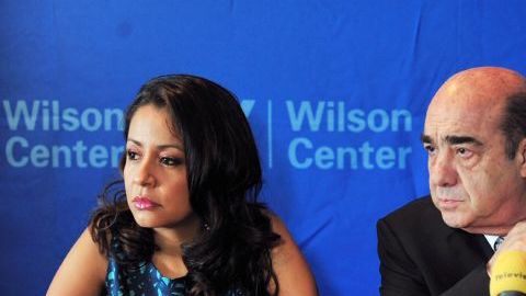 El procurador general de México Jesús Murillo Karam junto a la subprocuradora Jurídica y de Asuntos Internacionales, Mariana Benítez Tiburcio.