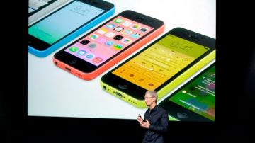 El director general de Apple, Tim Cook, introduce el modelo económico del iPhone, el 5C.