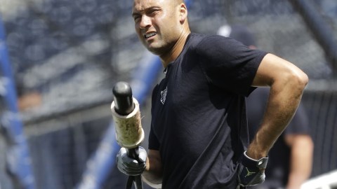 CON EL BATE en la mano queda Derek Jeter, pues aunque quiere jugar, sus dolencias no le permiten regresar al diamante con los Yankees.