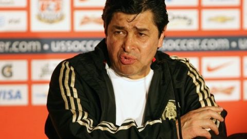 Luis Fernando Tena dice que no renuncia al Tricolor