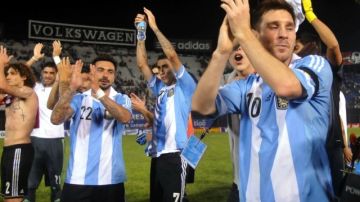 Lionel Messi celebra con sus compañeros la calificación de Argentina al Mundial de Brasil 2014