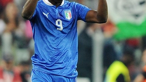 Mario Balotelli celebra el gol del triunfo de Italia 2-1 sobre la  República Checa.