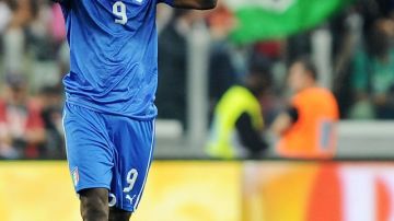 Mario Balotelli celebra el gol del triunfo de Italia 2-1 sobre la  República Checa.