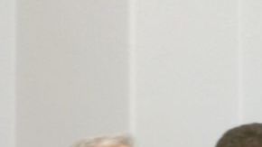 El comisionado residente de Puerto Rico Pedro Pierluisi (2do izq.) y el congresista Bill Posey (2do der.) felicitan a unos Borinqueneers.