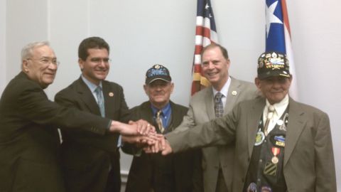 El comisionado residente de Puerto Rico Pedro Pierluisi (2do izq.) y el congresista Bill Posey (2do der.) felicitan a unos Borinqueneers.
