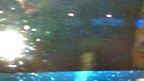 Imagen de Anthony Weiner haciéndole un gesto obsceno con el dedo del medio a una periodista cuando se retiraba anoche tras dar su discurso de derrota.