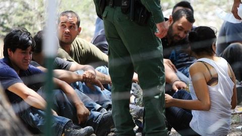 Agentes de la Patrulla Fronteriza detuvieron en la ciudad de Edinburg, en Texas, el pasado 24 de junio, a otro grupo de personas sospechosas de haber cruzado la frontera ilegalmente.