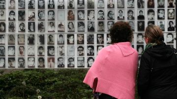 Familiares recuerdan a los miles de desaparecidos y asesinados durante la dictadura del general Augusto Pinochet en Chile.