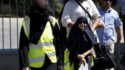 Una familia de sirios refugiados cruza la frontera Cilvegozu para entrar en Hatay, Turquía. Ese es el panorama de cientos de personas afectadas por el conflicto entre EEUU y el país árabe.