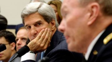 El secretario de Estado John Kerry escucha al general Martin Dempsey, jefe del Estado Mayor Conjunto de EEUU, durante una audiencia en la Cámara de Representantes sobre Siria.