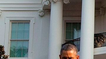 El presidente Barack Obama junto a la primera dama Michelle Obama, el vicepresidente Joe Biden y su esposa Jill Biden, observaron un momento de silencio en la Casa Blanca.