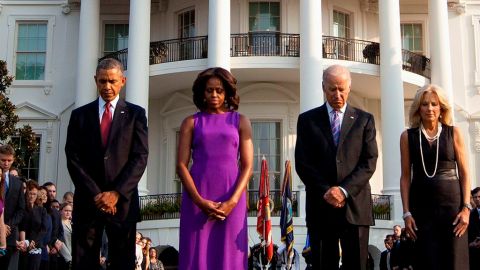 El presidente Barack Obama junto a la primera dama Michelle Obama, el vicepresidente Joe Biden y su esposa Jill Biden, observaron un momento de silencio en la Casa Blanca.