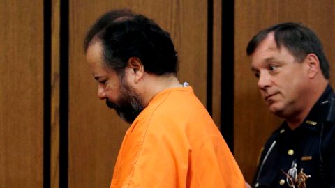 A pesar de que Ariel Castro era vigilado cada 30 minutos en su celda, el secuestrador consiguió el momento para ahorcarse con una sábana.