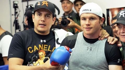 Eddie Reynoso (izq.), 'Canelo' Alvarez y Chepo Reynoso.