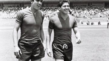 Salvador "Chava" Reyes (derecha) fue el autor del gol de la selección mexicana