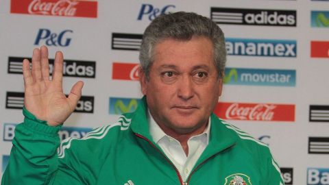 "¿Me la pongo?" dijo Vucetich a Iñárritu cuando le dió la chamarra verde. "Tú dirás", le contestó entre risas.