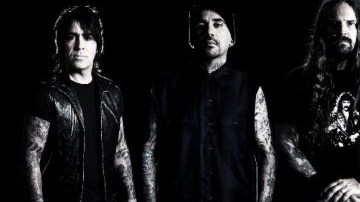 Alex González de Maná, Andreas Kisser de Sepultura, Flavio Cianciarulo de los Fabulosos Cadillacs y el cantante Andrés Giménez de la banda DMENTE forman De La Tierra.