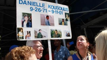 Eleni, hermana de Danielle  Kousoulis, mira la foto de la víctima del 9/11 durante la ceremonia de ayer en Manhattan.