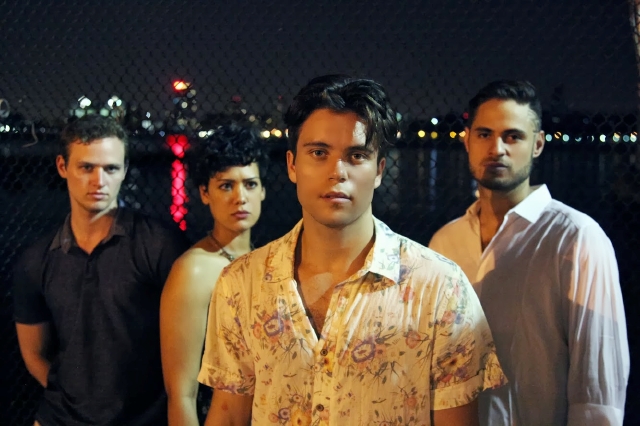 El elenco de Peninsula, al centro el actor Josué Gutiérrez que encabeza el reparto y a la derecha Marc Sinoway.