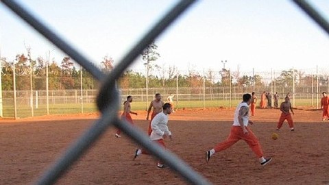 La práctica de prolongar la detención de inmigrantes en las cárceles del condado de Miami-Dade a solicitud del Servicio de Inmigración y Control de Aduanas (ICE), les cuesta $12.5 millones  anualmente a los contribuyentes, reveló ayer  un informe. El estudio realizado por Edward Ramos, becario de la Universidad de Yale y abogado del bufete de Kurzban Kurzban Weinger Tetzeli y Pratt, señaló que los gastos no son reembolsados a los contribuyentes del condado. El análisis señala además que a través del programa de Comunidades Seguras, los datos biométricos de todas las personas arrestadas en el condado son enviados al ICE, y esta agencia los pasa por sus bases de datos y emite solicitudes de detención para las personas que quiere detener. De acuerdo con el estudio, las solicitudes de detención por lo general se emiten antes de resolver los cargos criminales.