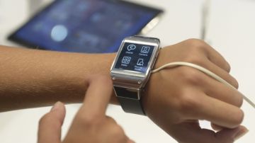 Un visitante se prueba el reloj de Samsung "Galaxy Gear" en la Feria de Tecnología IFA en el expositor de Samsung en Berlín.