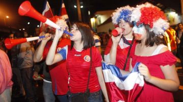Aficionados costarricenses celebraron hasta altas horas de la noche  la clasificación de su selección al mundial de fútbol Brasil 2014.