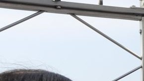 Auxiliada por su traductor, Jyoti Amge observó la Ciudad de Nueva York desde las alturas del Empire State Building.