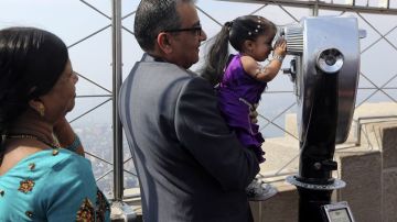 Auxiliada por su traductor, Jyoti Amge observó la Ciudad de Nueva York desde las alturas del Empire State Building.