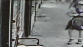 El momento en que el conductor atropelló a cinco estudiantes en Queens esta mañana fue captado por una cámara de seguridad.