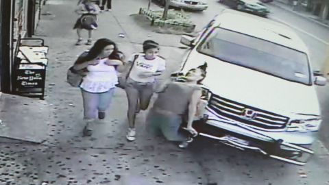 El momento en que el conductor atropelló a cinco estudiantes en Queens esta mañana fue captado por una cámara de seguridad.