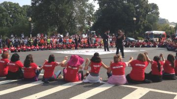 Las mujeres bloquearon la avenida Independence, por lo cual la Policía del Capitolio tuvo que acudir a despejar el lugar.
