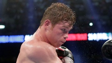El 'Canelo' Álvarez ha demostrado tener quijada de granito. Aquí está a punto de ser conectado por Austin Trout.