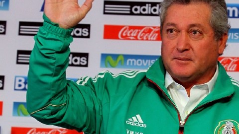 Víctor Manuel Vucetich saluda luego de ser presentado como el nuevo timonel de la selección mexicana.