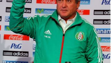 Víctor Manuel Vucetich saluda luego de ser presentado como el nuevo timonel de la selección mexicana.