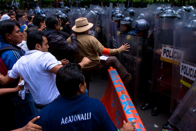 Los dos contingentes de maestros de la Coordinadora Nacional de Trabajadores de la Educación (CNTE), se enfrentaron con policías en las calles de Ciudad de México donde se han producido manifestaciones a diario en las últimas dos semanas.