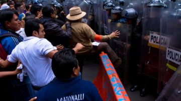 Los dos contingentes de maestros de la Coordinadora Nacional de Trabajadores de la Educación (CNTE), se enfrentaron con policías en las calles de Ciudad de México donde se han producido manifestaciones a diario en las últimas dos semanas.