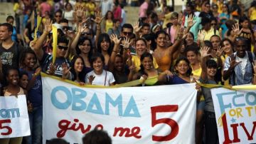 Cientos de jóvenes participan  en un acto efectuado en la Universidad de La Habana (Cuba), como parte de la campaña por la excarcelación de cuatro agentes de la isla que cumplen condenas por espionaje en Estados Unidos.
