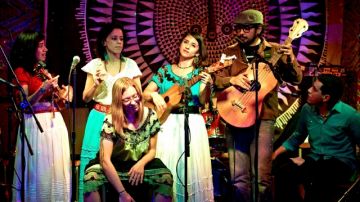 Integrantes del grupo Son Jarocho tocan musica tradicional de Veracruz.
