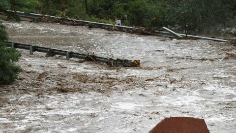 Residentes de Lefthand Canyon, al sur de Lyons, observan las inundaciones en la zona.