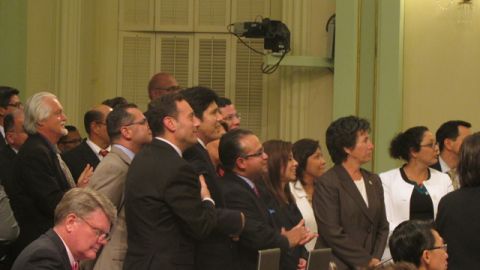 Los legisladores latinos de California se agruparon para escuchar la votación en la Asamblea.