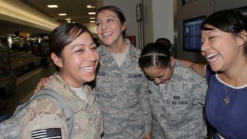 Crystal Cuyan (izq.),  quien  regresó de su misión  en Afganistán, sonríe con sus hermanas Vianna, Arelis y Vianey en LAX.