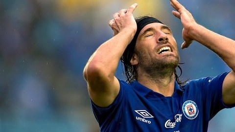 El delantero argentino del Cruz Azul, Hugo Mariano Pavone, se lamenta tras fallar una oportunidad clara de gol
